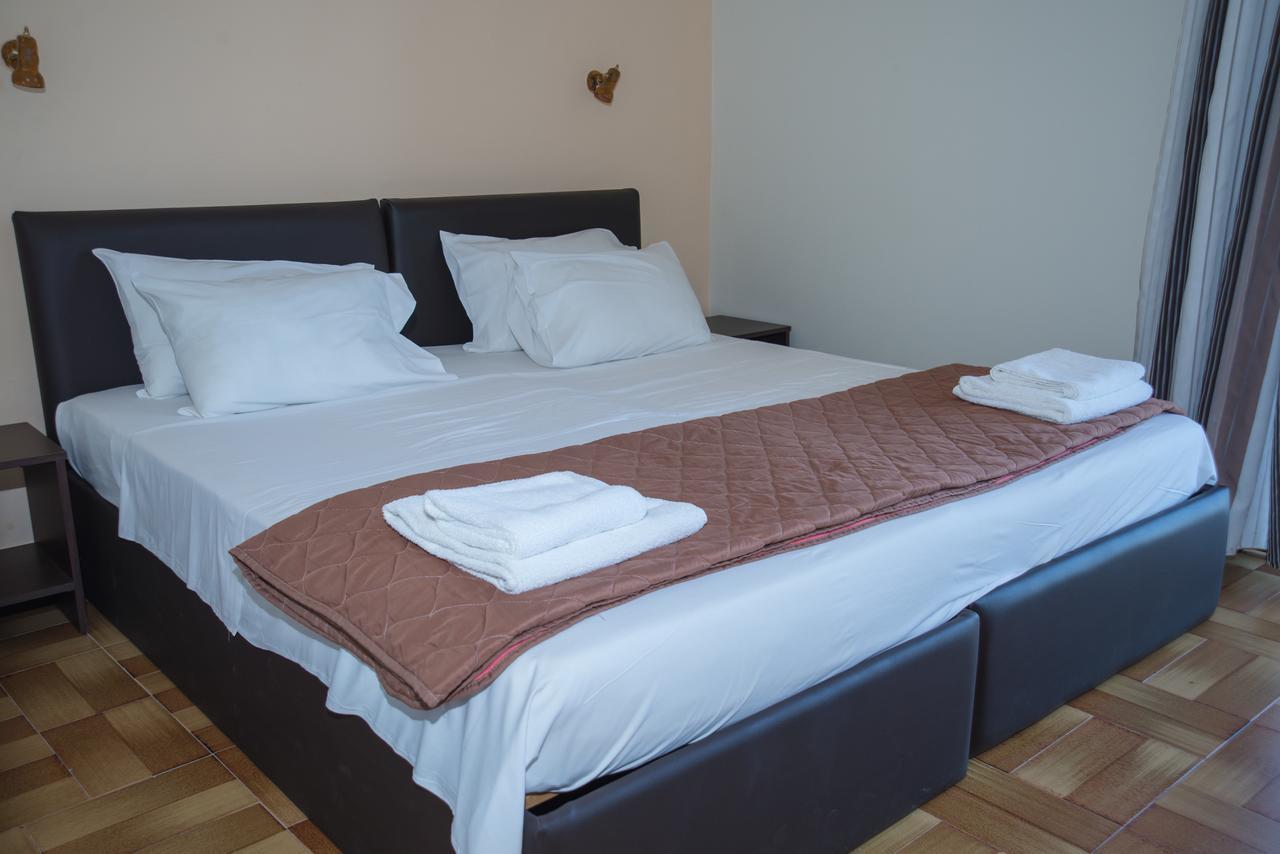 Hotel Milton Mavrovoúnion Extérieur photo