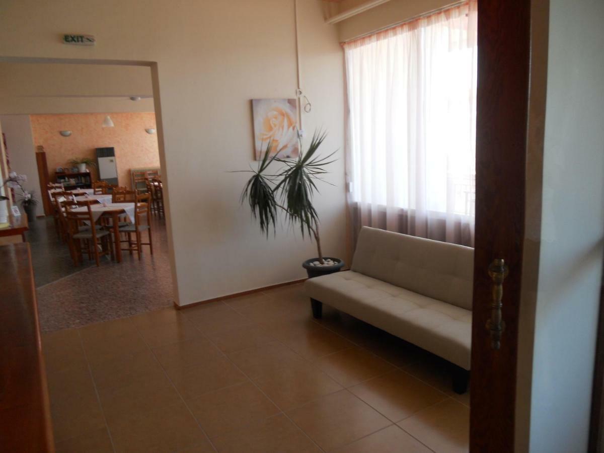Hotel Milton Mavrovoúnion Extérieur photo