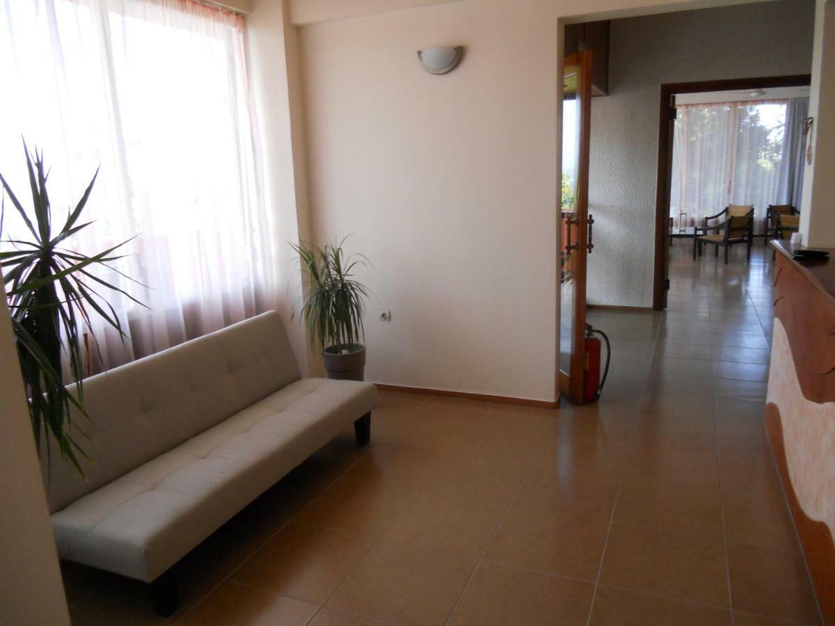Hotel Milton Mavrovoúnion Extérieur photo
